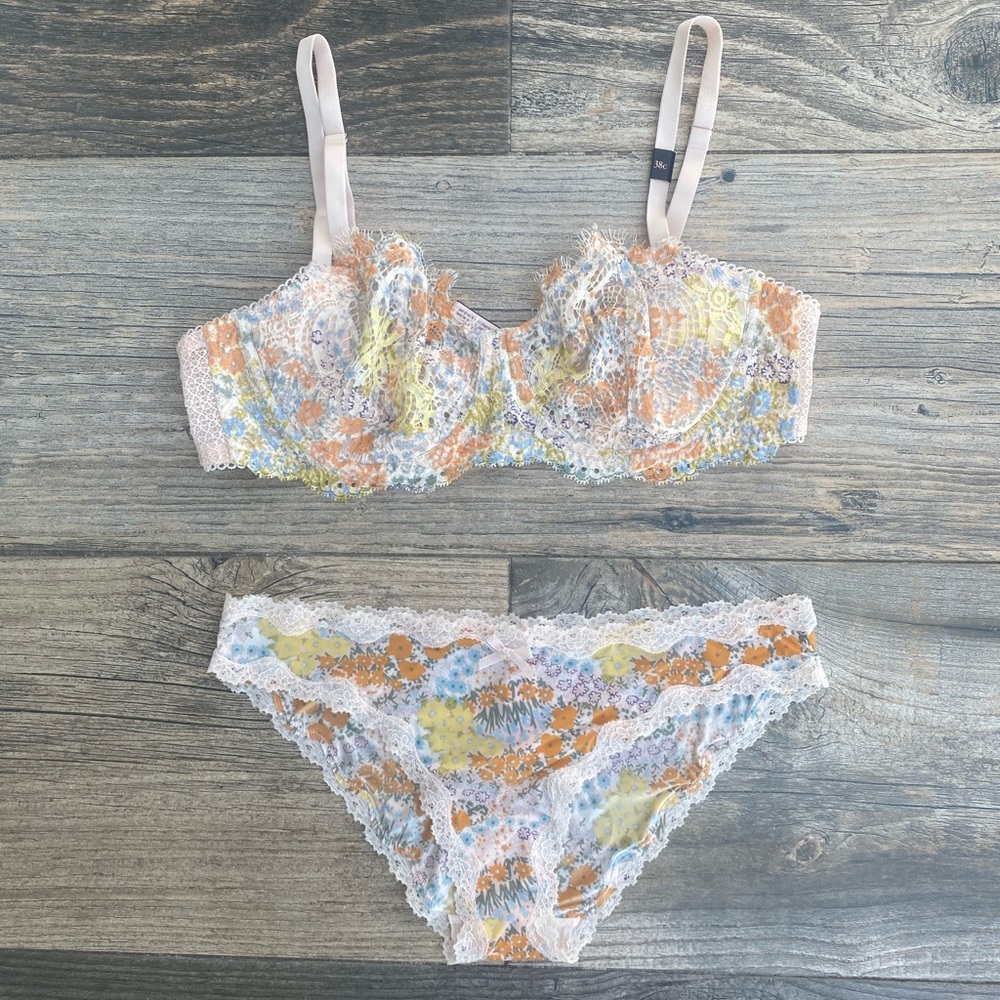 NWT Victoria's Secret Bra 38C Bra and Cheekini L